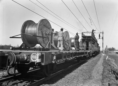 166487 Afbeelding van de werkzaamheden ( draadtrekken ) ten behoeve van de electrificatie van de spoorlijn tussen ...